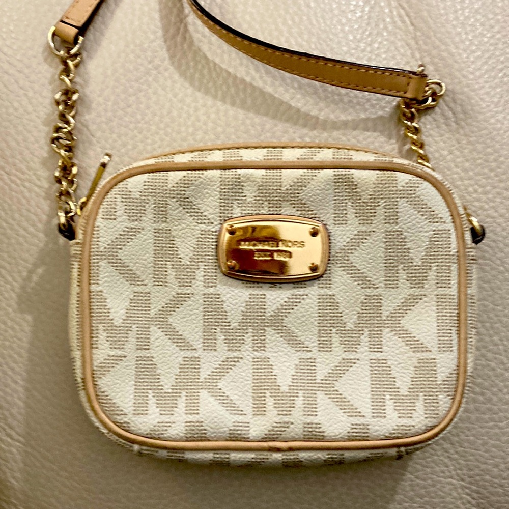 Cute MK mini crossbody with a little wear but not noticeable.
